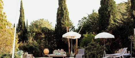 Una piscina al aire libre