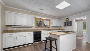 Microonde, forno, piano cottura, lavastoviglie