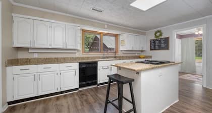 Peaceful 3 bedroom house in Terre Haute by I70