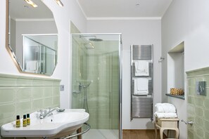 Dusche, Haartrockner, Bidet, Handtücher