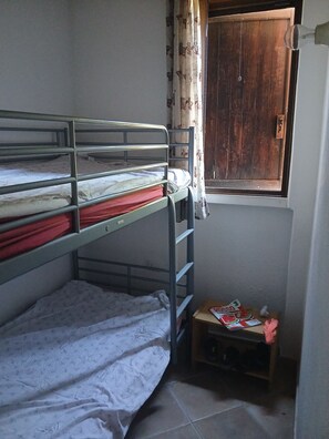 3 bedrooms, iron/ironing board, bed sheets