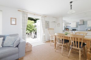 TV - Sail Loft, sea views from elevated garden balcony (St Mawes)