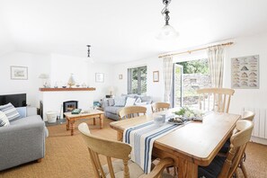 TV - Sail Loft, sea views from elevated garden balcony (St Mawes)