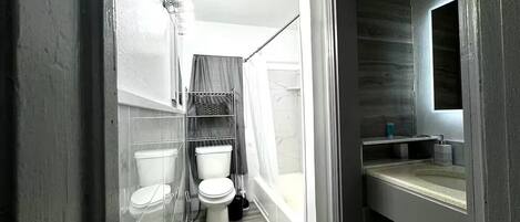 Dusche, Haartrockner, Handtücher, Seife