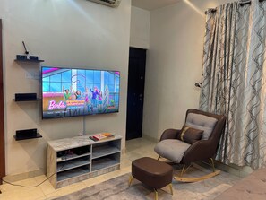 House, 4 Bedrooms, Smoking, Balcony | Living room - Luxury 4 BR Apt w Parking, Magodo Estate (Lagos)