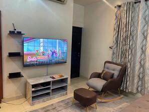 House, 4 Bedrooms, Smoking, Balcony | Living room