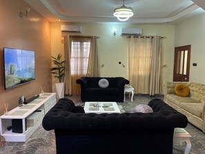 Living room - Luxury 4 BR Apt w Parking, Hot Tub, Magodo Estate (Lagos)