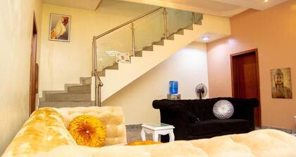 Luxury 4 BR Apt w Parking, Hot Tub, Magodo Estate