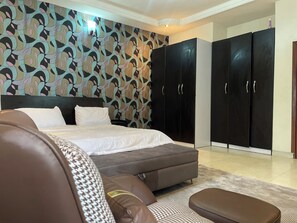 4 bedrooms - Luxury 4 BR Apt w Parking, Hot Tub, Magodo Estate (Lagos)