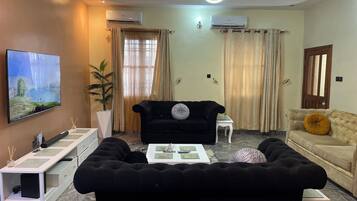 Casa, 4 quartos, para fumantes, sacada | Sala de estar