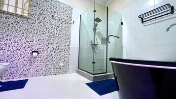House, 4 Bedrooms, Smoking, Balcony | Bathroom