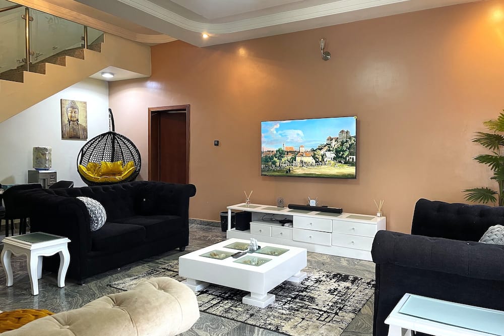 Luxury 4 BR Apt w Parking, Hot Tub, Magodo Estate