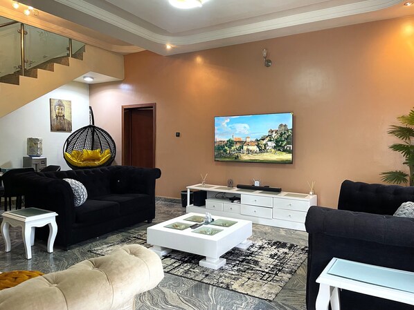 Living room - Luxury 4 BR Apt w Parking, Hot Tub, Magodo Estate (Lagos)