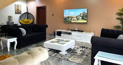Luxury 4 BR Apt w Parking, Hot Tub, Magodo Estate