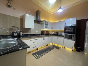 House, 4 Bedrooms, Smoking, Balcony | Bahagian dalam