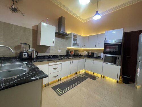 Luxury 4 BR Apt w Parking, Magodo Estate