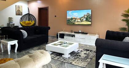 Luxury 4 BR Apt w Parking, Magodo Estate