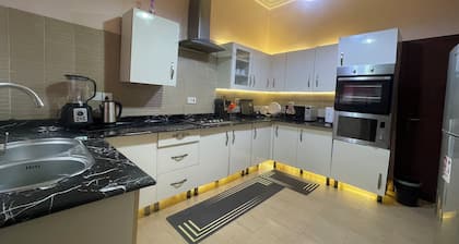 Luxury 4 BR Apt w Parking, Hot Tub, Magodo Estate