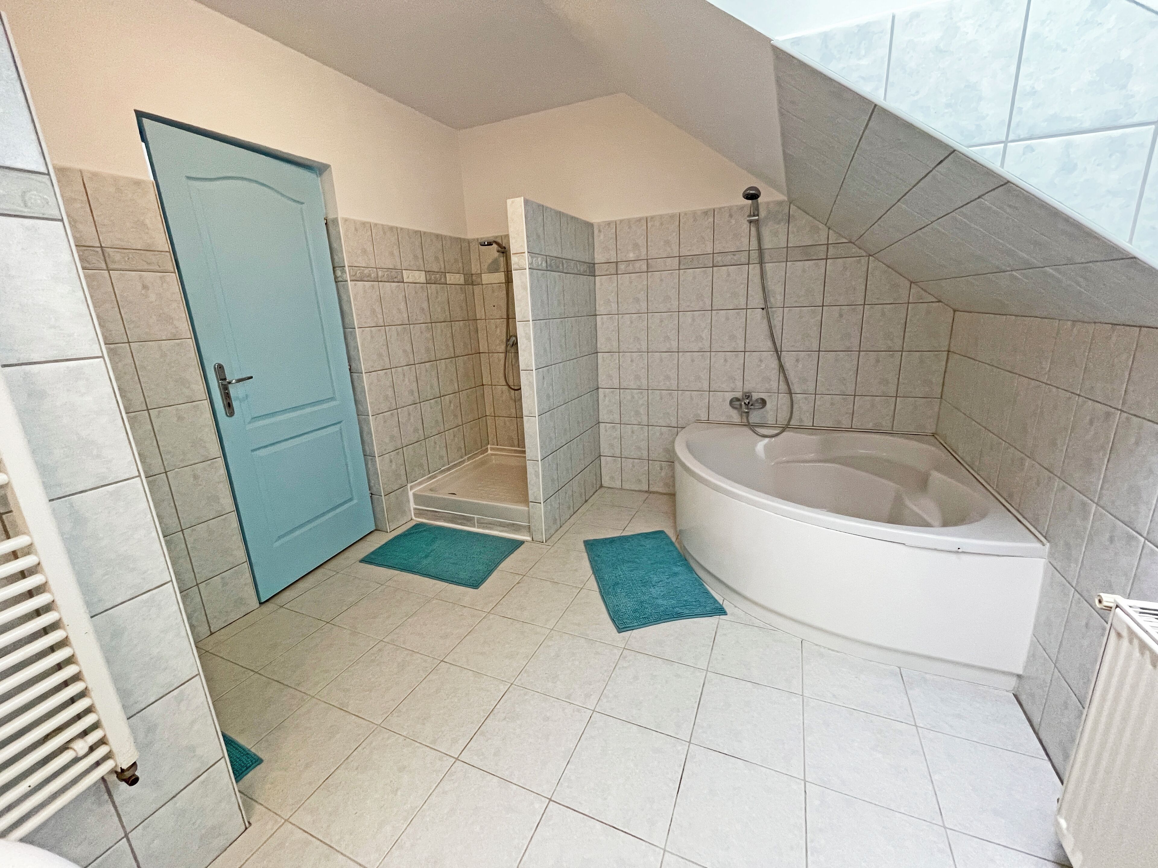 Douche, sèche-cheveux, serviettes fournies, savon