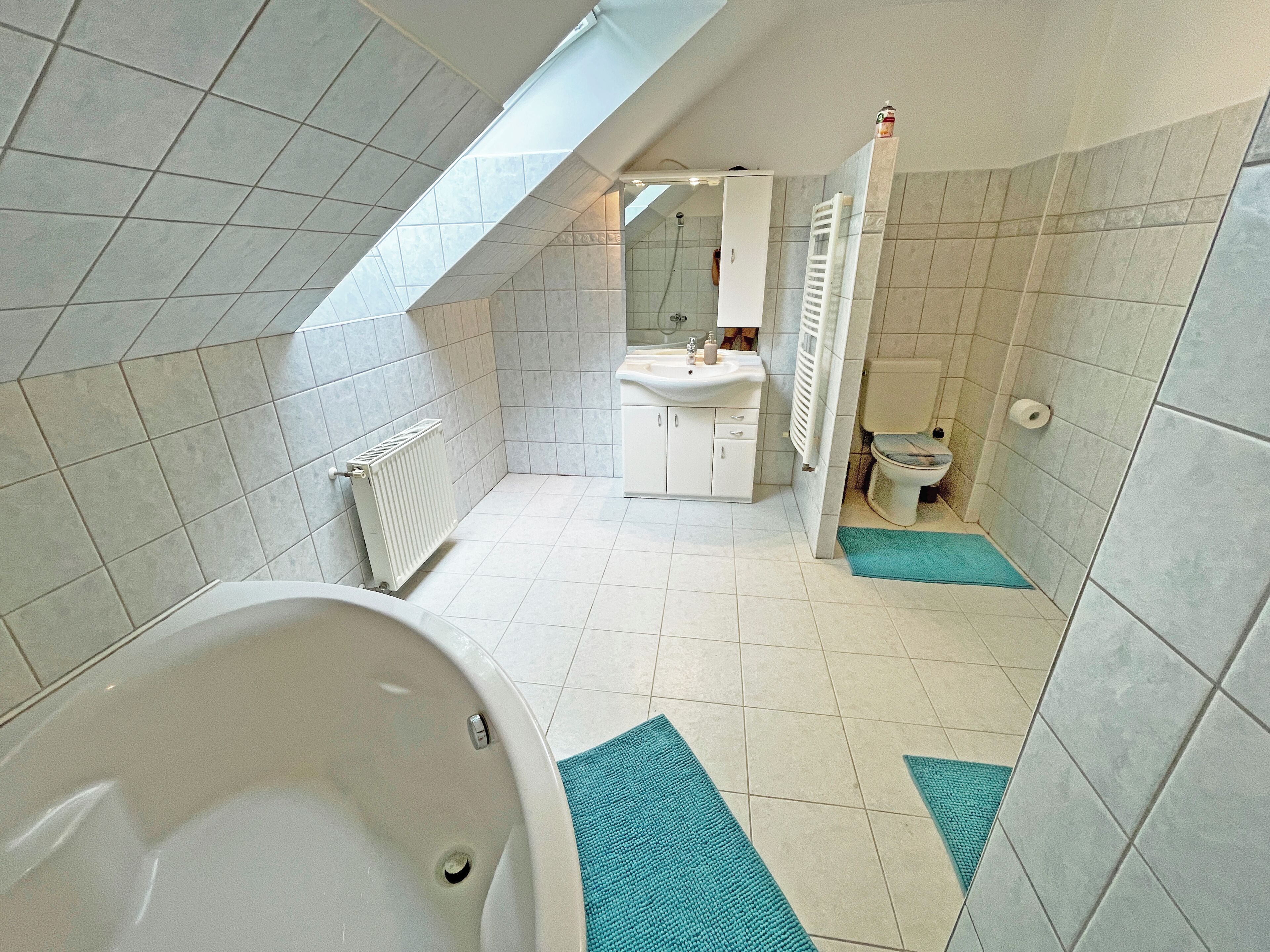 Un baño moderno con bañera, lavamanos e inodoro.