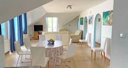 Spacious apartment with pool, panoramic view, garden