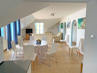 Spacious apartment with pool, panoramic view, garden