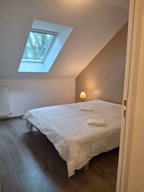 3 bedrooms, iron/ironing board, Internet, bed sheets