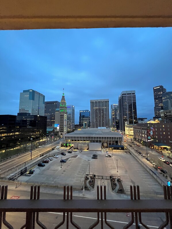 Property grounds - Stylish 1BR w/ Patio Skyline Views, Pool, Gym & Work/Meeting Amenities (Denver)