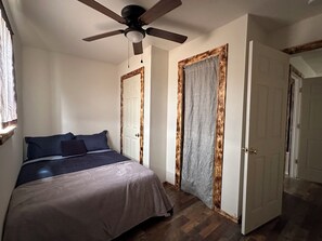 3 habitaciones, cuna de viaje y ropa de cama 