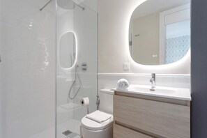 Dusche, Haartrockner, Handtücher, Seife