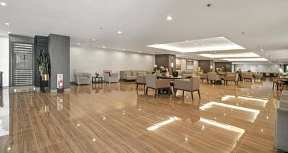 Room-sleek Studio With City Views on the