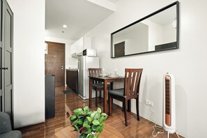 Zimmer, 1 Schlafzimmer, eigener Pool, Stadtblick | Esszimmer