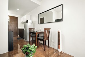 Room, 1 Bedroom, Private Pool, City View | Living room