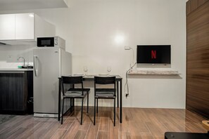 Room, 1 Bedroom, City View | Interior