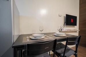 Room, 1 Bedroom, City View | Dining room