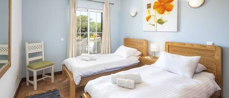 Casa | 2 habitaciones y tabla de planchar con plancha