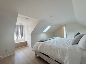 2 bedrooms, desk, iron/ironing board, WiFi