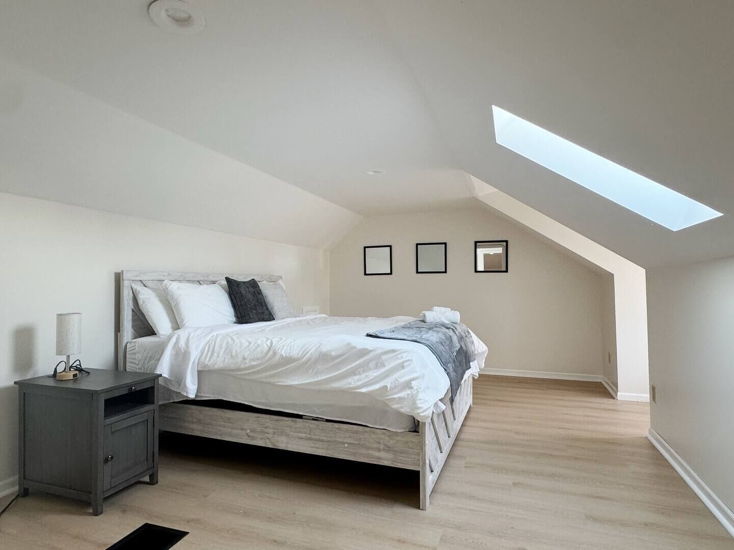 2 bedrooms, desk, iron/ironing board, WiFi