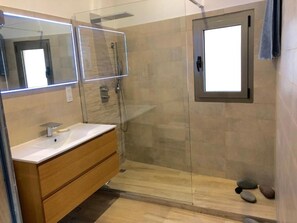 Dusche, Haartrockner, Bidet, Handtücher