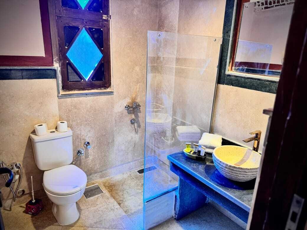 Secador de pelo, batas, pantuflas, jabón