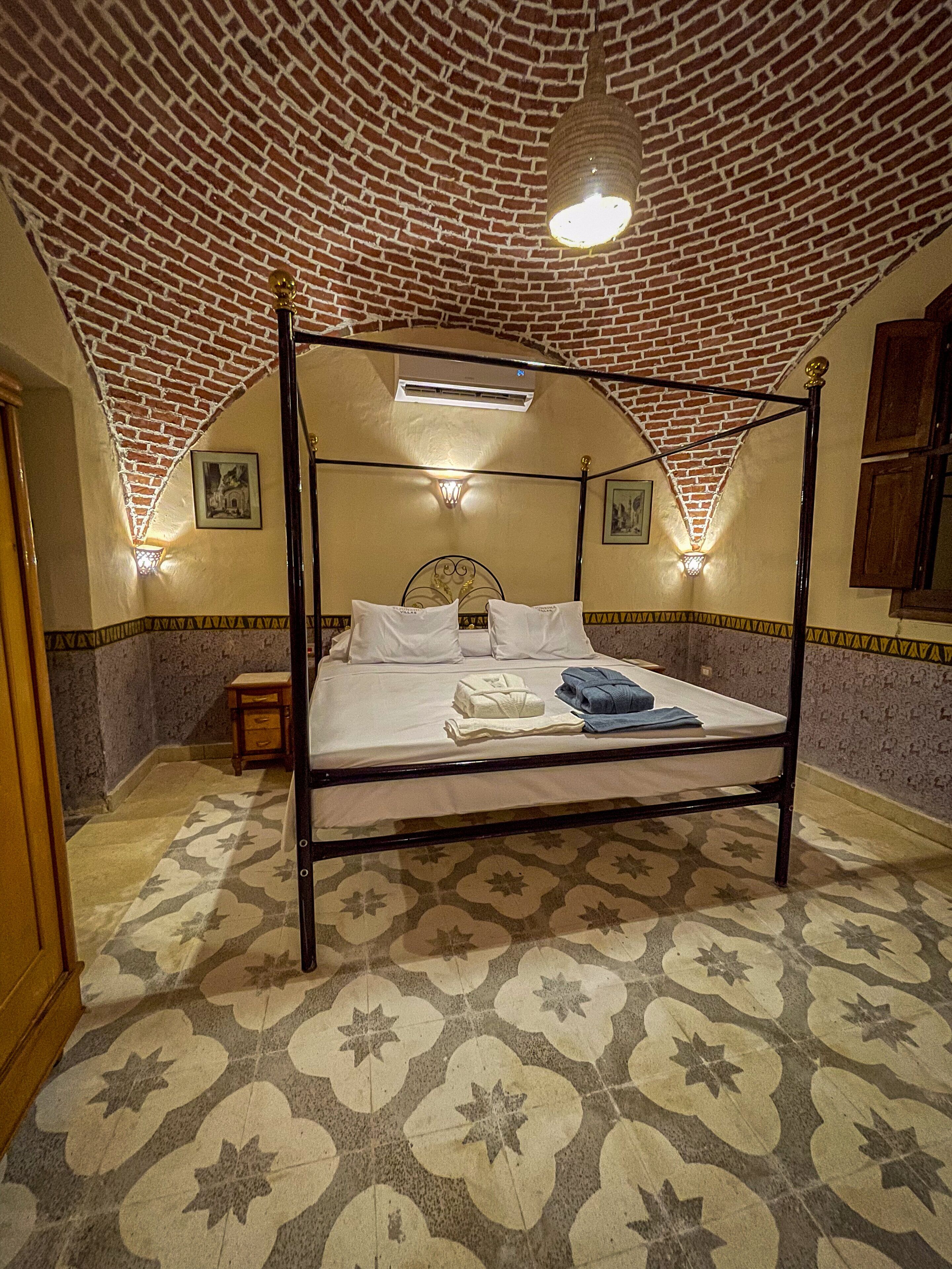 Minibar med vissa gratis produkter, gratis wi-fi och sängkl äder