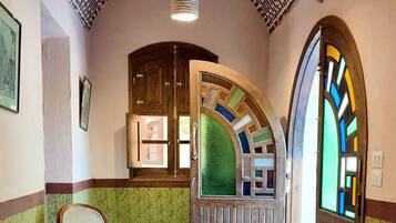 Villa Deluxe, 1 cama de matrimonio grande, piscina privada, vistas al jardín | Zona de estar | Una chimenea