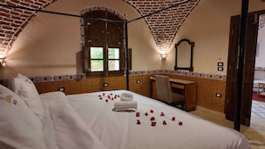 Familie villa, 2 slaapkamers, keuken | Een minibar met enkele gratis items, gratis wifi, beddengoed