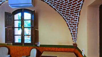 Junior-Villa, 1 King-Bett, eigener Pool, Gartenblick | Wohnbereich | Kamin