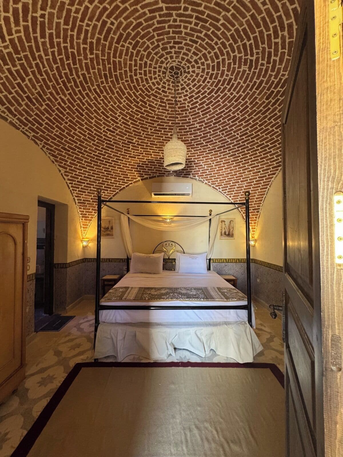 Villa Elite - kök - utsikt mot trädgården | Minibar med vissa gratis produkter, gratis wi-fi och sängkläder