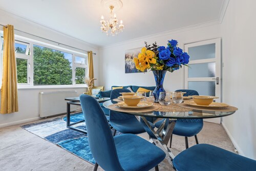 Stylish 2-bed Rail Station Apt | City Centre | Sleeps 4 | Free Parking & Netflix