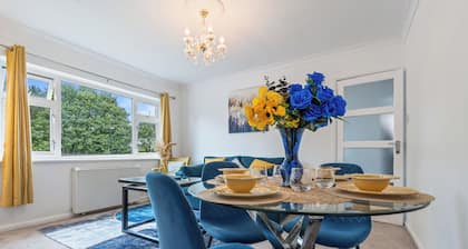 Stylish 2-bed Rail Station Apt | City Centre | Sleeps 4 | Free Parking & Netflix