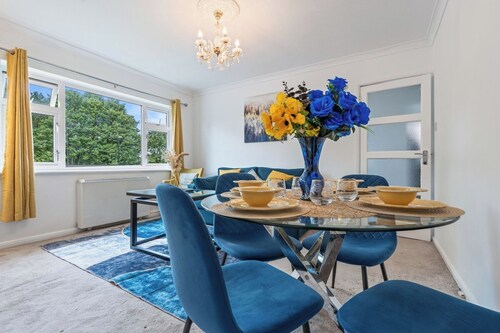 Stylish 2-bed Station Apt | City Centre | Sleeps 4