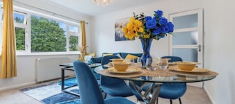 Stylish 2-bed Station Apt | City Centre | Sleeps 4