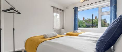 2 habitaciones, tabla de planchar con plancha, wifi y ropa de cama